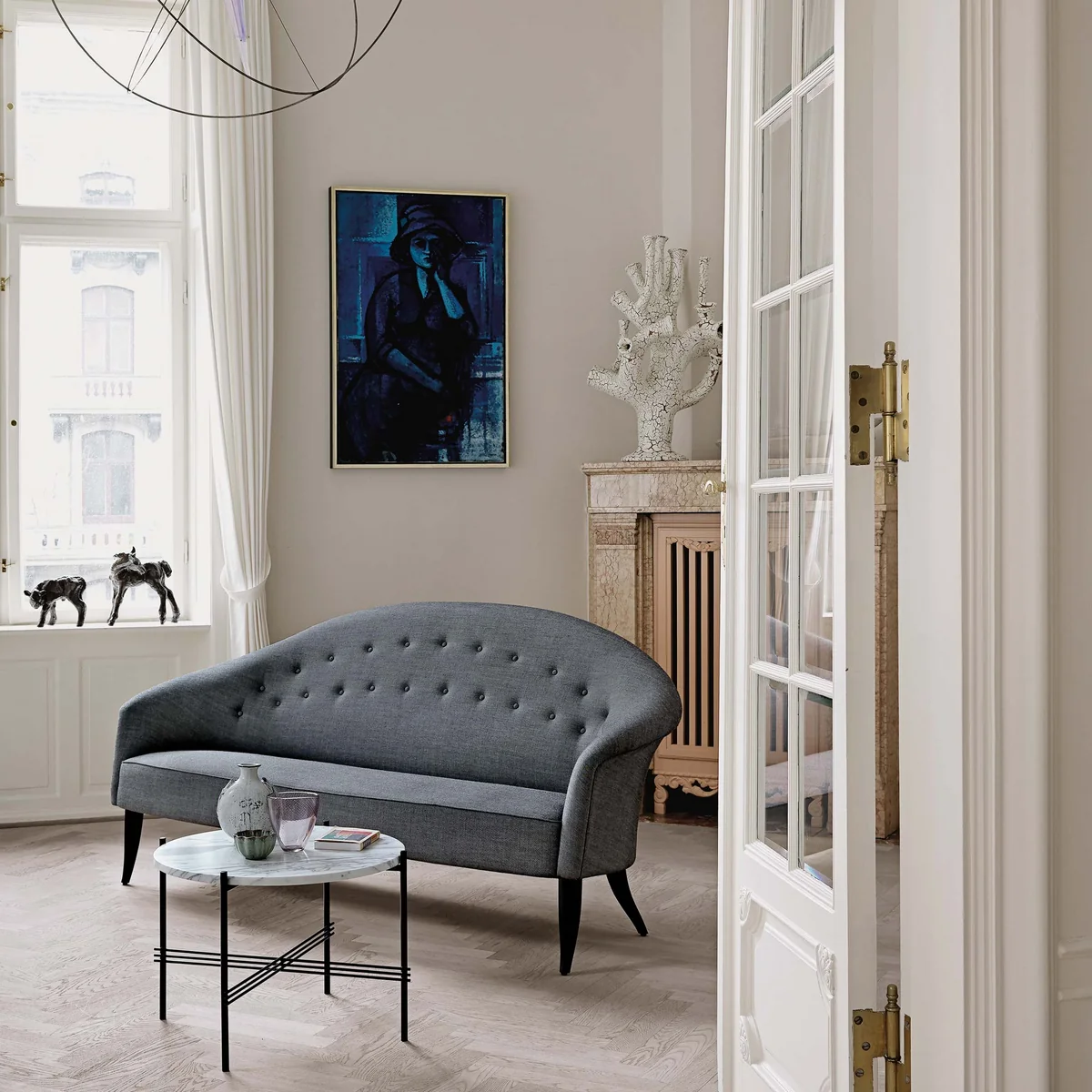 Gubi-Paradiset-Sofa-Remix-152-TS-Table-Ambiente